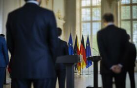 Депутатам Заксобрания Петербурга вручили удосто...