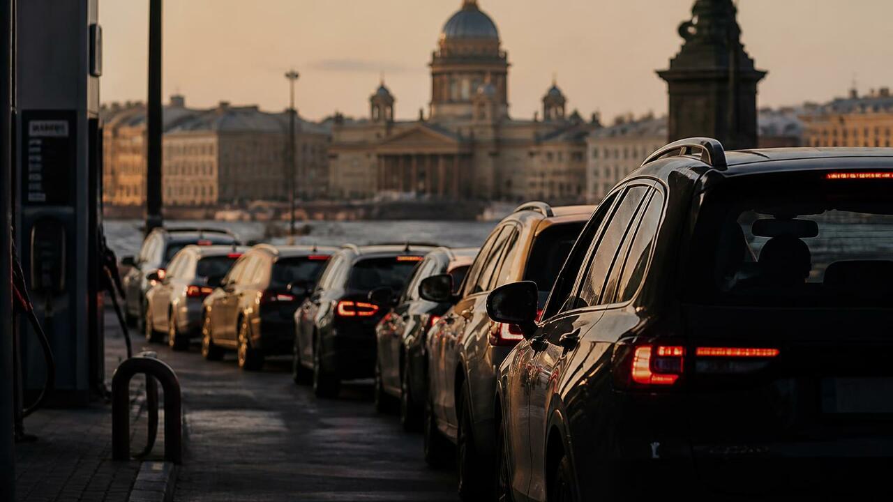В центре Петербурга у Петропавловки выстроились очереди к АЗС Очереди автомобилей у заправки на Кронверкской ...