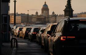 В центре Петербурга у Петропавловки выстроились...